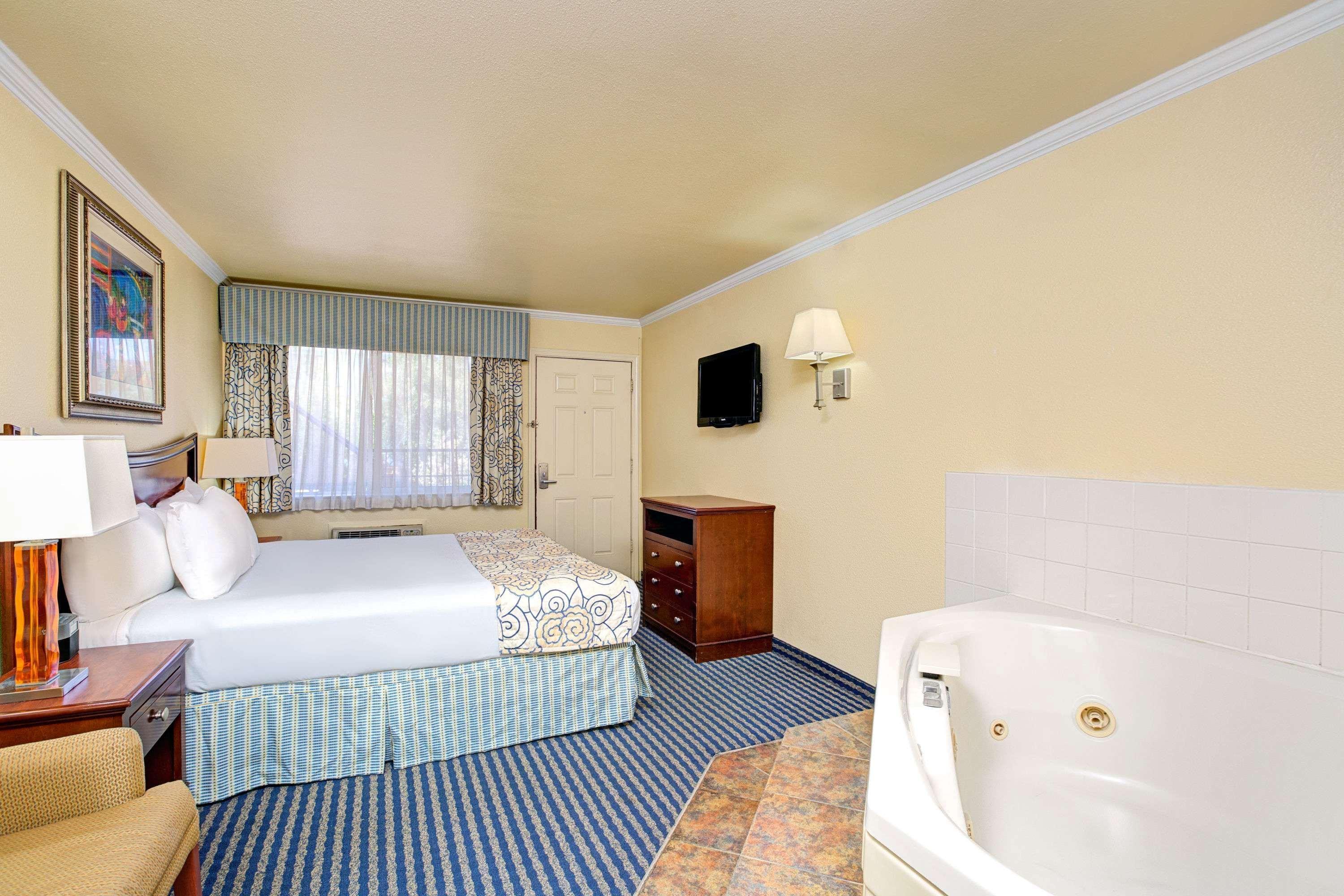 Super 8 By Wyndham Boardwalk Hotel 2*
